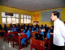 Presiden Jokowi Tinjau Kegiatan Pembelajaran di SMKN 2 Kabupaten Bengkulu Tengah