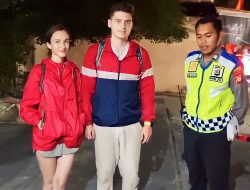 Anggota Unit Lantas Polsek Patuk Bantu Turis yang Alami Ban Pecah