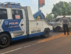 Tabrakan Suzuki Carry Vs Dump Truk, Sopir dan Penumpang Dilarikan ke Rumah Sakit