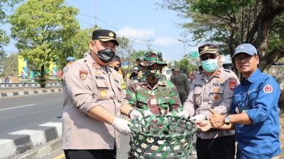 Sinergitas Polres Bantul, Kodim 0729/Bantul dan Pemerintah Kapanewon Dalam Aksi Gropyok Sampah