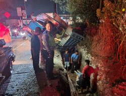Alami Pecah Radiator dan Berjalan Mundur, Truk Bermuatan Pasir Tabrak Kendaraan Dibelakangnya