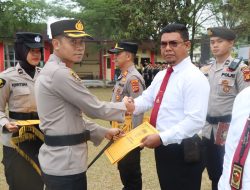 Kapolres Muara Enim Beri Penghargaan Kepada Personel Berprestasi