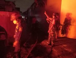 Danramil 05/Bantargebang bersama Wakapolsek Bantargebang dan Sekcam Mustika Jaya Meninjau Lokasi Kebakaran Gudang di Jalan Mawar.