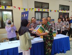 Dampingi Wadirlantas, Babinsa Koramil 06/Cakung Bagikan Sembako