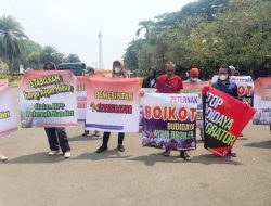 Aksi Komunitas Peternak Unggas Nasional Diwarnai Bagi Ayam Gratis di Seputaran Patung Kuda