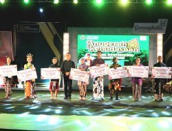 Bupati Sunaryanta Berikan Penghargaan Kepada 10 Orang yang Berjasa dalam Dunia Seni Adat dan Budaya