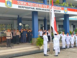Kabag Wasidik Dir Narkoba Polda Metro Jaya pimpinan Upacara di SMK 69 Jakarta