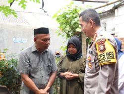 Tangis haru warga Cakung usai rumahnya berhasil dibedah berkat kerja keras dari Bakti sosial Gelar 90