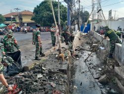 Koramil 02/Pondok Gede Bersama Stakeholders terkait, Laksanakan Karya Bakti Gabungan Upaya Pencegahan Banjir