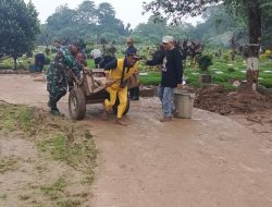 TPU Terkena Banjir, Personil Koramil 04/Jatiasih Bersama Tiga Pilar Dan Warga Ramai Ramai Karya Bakti Lakukan Pembersihan