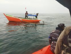 Lanal Bengkulu Evakuasi Perahu Nelayan Tradisional Yang Mengalami Rusak Mesin di Laut