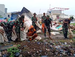 Cegah Banjir, Kodim 0505/JT Giat Karya Bakti Bersihkan Kali Pasar Induk Kramatjati.