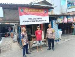 Kapolsek Medan Satria Kompol Nur Aqsha Ferdianto, SE berikan himbauan pemilu damai melalui Pemasangan Spanduk di Poskamling