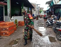 Peduli Terhadap Warga, Koramil 01/Jatinegara Giat Karya Bakti Bersihkan Sampah Pasar Tjiplak