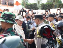 Menhan Prabowo Beri Santunan Kepada Korban Erupsi Gunung Marapi di Kabupaten Agam, Sumbar