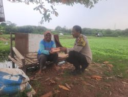 Bhabinkamtibmas Peduli, Bagi Makanan Gratis Ke Warga Slum Area