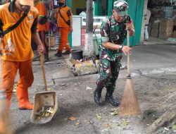 Babinsa Koramil 06/Cempaka Putih Karya Bakti Bersihkan Pasar Bersama Anggota PPSU