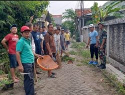 Antisipasi Banjir Dan Timbulnya Wabah Penyakit Babinsa Bersihkan Lingkungan