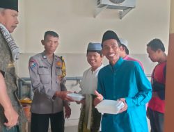 PEDULI WARGA, BHABINKAMTIBMAS RAWA TERATE BAGIKAN NASI KOTAK KE JEMAAH MASJID