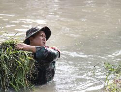 Cegah Terjadi Banjir, Aksi Koramil 01/Kranji Bersama Warga Laksanakan Karya Bakti Turun ke Sungai Bersihkan Tumpukan Sampah