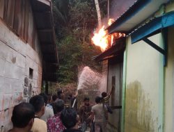 Aksi Sigap Personel Brimob Aceh Padamkan Sijago Merah