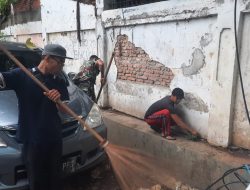 Antisipasi Timbulnya Wabah Penyakit Babinsa 04/Gambir Melaksanakan Karya Bakti Bersama Tiga Pilar