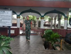 Peringati HUT Kodam Jaya Ke-74 Koramil 04/Pulogadung Karya Bakti Bersihkan Makam Pangeran Jayakarta