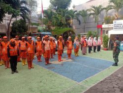 Tanamkan Kedisiplinan Babinsa 08/Johar Baru Latihan PBB Kepada Anggota PPSU