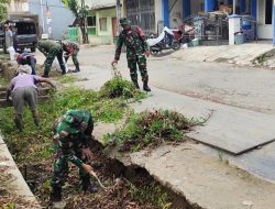 Antisipasi Terjadi Banjir Dan Wabah Penyakit DBD, Koramil 04/Jatiasih Bersama Warga Laksanakan Karya Bakti Pembersihan Saluran Air