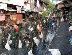 Antisipasi Banjir Kodim 0501/Jakarta Pusat Melaksanakan Karya Bakti Bersama Tiga Pilar Dan Stakeholder Lainnya