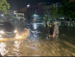 Panam Dikepung Banjir Malam Ini, Brimob Langsung Turun Bantu Masyarakat