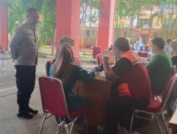 Pastikan calon anggota KPPS sehat, Bhabinkamtibmas dampingi petugas Kesehatan jalani pemeriksaan kesehatan