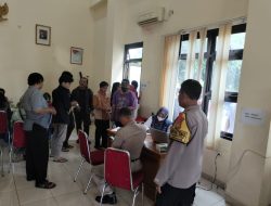 Pemilu sudah dekat, Bhabinkamtibmas monitor petugas KPPS dan PPS lakukan pemeriksaan kesehatan