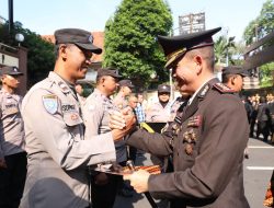 Kapolres Jakarta Timur beri penghargaan kepada anggota Polri, TNI dan masyarakat yang berprestasi dalam tugas.