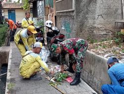 Babinsa Koramil 05/Tanah Abang Melaksanakan Kerja Bakti Bersama Sudin Tata Air