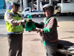 Polantas Cakung bagi sembako ke warga yang membutuhkan