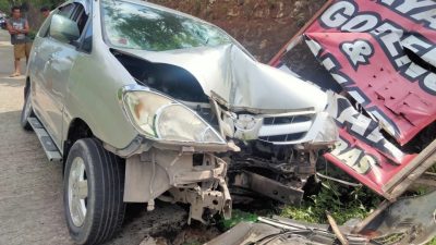 Berjalan Oleng ke Kiri, Kijang Inova Tubruk Tiang Reklame