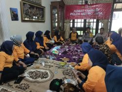 Jumat curhat, Wakasat Binmas di sela kegiatan PSN mengajak Ibu – ibu kader Jumantik proaktif tingkatkan kesadaran keamanan lingkungan