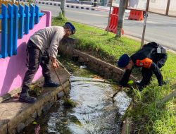 Brimob Kalbar Cegah Banjir Dengan Bersihkan Saluran Air