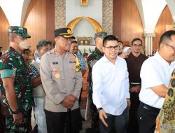 Kapolsek Bekasi Utara Kegiatan Pengamanan Kunjungan Kapolres dan Forkominda Kota Bekasi Ibadah Natal di Gereja Santa Clara