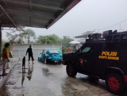 Batalyon B Pelopor Tanggap Cepat Evakuasi Mobil dan Atm Terdampak Bencana Alam di SPBU Tuah Pase, Lhokseumawe.