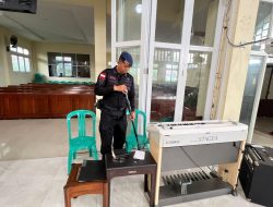 Berikan Rasa Aman Kepada Masyarakat Yang Beribadah, Brimob Kalbar Lakukan Sterilisasi
