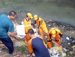Karya Bakti Bersihkan Saluran Air, Babinsa Cakung Bersama Warga Pulogebang