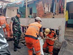 Kerja Bakti Babinsa Pulogadung, Bersihkan Saluran Air