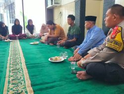 Giat rutin Jumat berkah personil Polsek Cakung bagikan santunan kepada anak anak yatim dan doa bersama