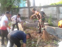 Peduli Kebersihan Babinsa Koramil 06/Cempaka Putih Serta Anggota PPSU Dan Warga Binaan Laksanakan Kerja Bakti Bersama