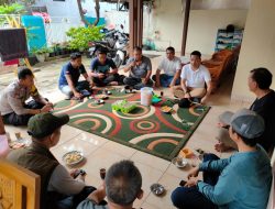 Dalam Rangka Antisipasi Bencana Banjir, Bhabinkamtibmas Jatiasih Rapat Pemantusan dengan 3 Pilar