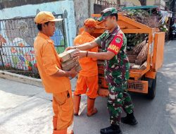 Wujudkan Lingkungan Bersih Babinsa Koramil 07/Kemayoran Laksanakan Kerja Bakti Bersama Anggota PPSU