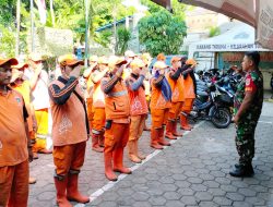 Tingkatkan Kedisiplinan Babinsa Koramil 07/Kemayoran Latihkan PBB Anggota PPSU