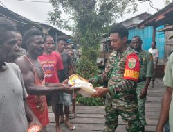 Babinsa Koramil 1704/09 Suator Bersama Pedagang Bantu Sembako Kepada Warga Binaan di Kampung Jinak